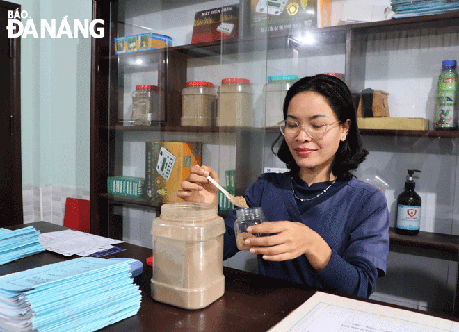 Cô gái Cơ tu Bh’nươch Thị Xem cảm thấy thấy vui và hạnh phúc khi được chia sẻ yêu thương trong công việc của mình ở Nhà điều dưỡng Tình thương Suối Hoa. Ảnh: N. HẠNH Cô gái Cơ tu Bh’nươch Thị Xem cảm thấy thấy vui và hạnh phúc khi được chia sẻ yêu thương trong công việc của mình ở Nhà điều dưỡng Tình thương Suối Hoa. Ảnh: N. HẠNH