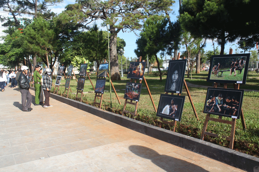 Triển lãm chủ đề: Đất nước-con người Gia Lai. Ảnh: Thái Bình