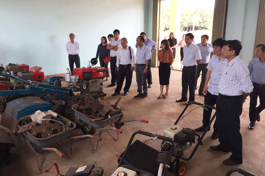 Giám sát cơ sở vật chất, trang-thiết bị của Trung tâm Giáo dục nghề nghiệp-Giáo dục thường xuyên huyện Chư Prông. Ảnh: Đ.Y