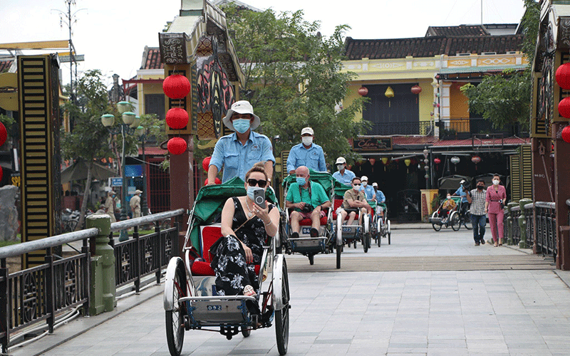 Du khách quốc tế tham quan phố cổ Hội An (Quảng Nam). Ảnh: Anh Đào