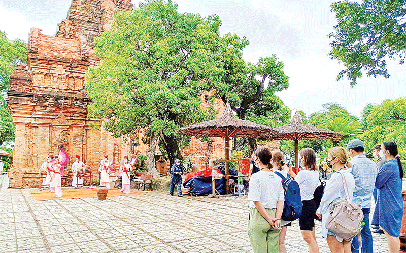 Du khách quốc tế tham quan tháp Ponagar, Nha Trang, Khánh Hòa. Ảnh ANEX VIỆT NAM