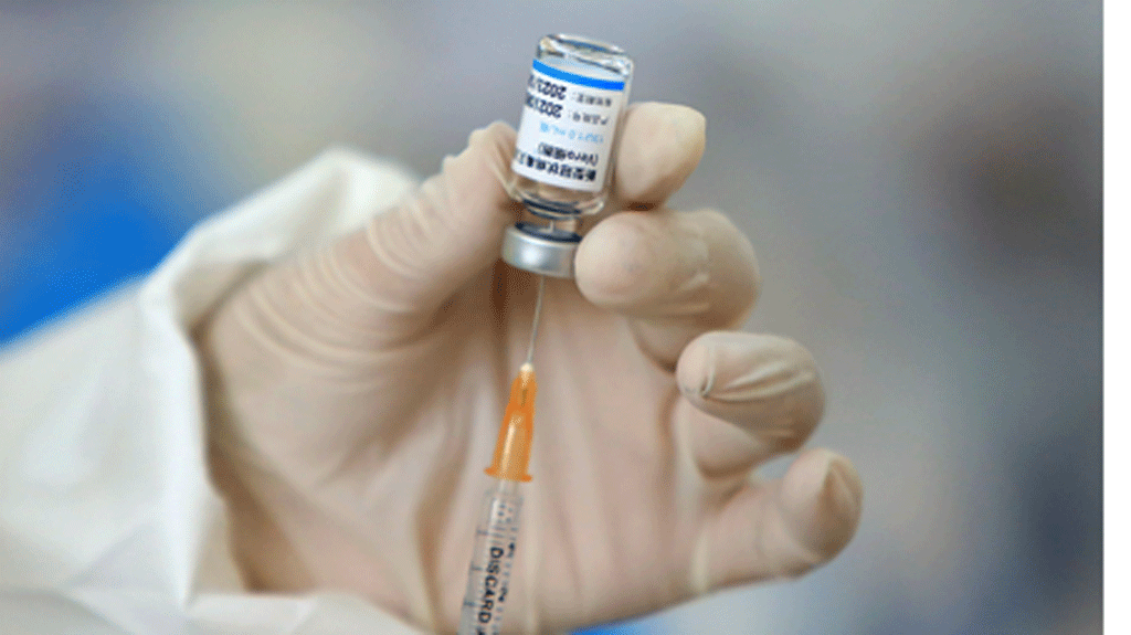 Có thể tiêm liều bổ sung và nhắc lại bằng vắc xin do Astrazeneca sản xuất với người đã tiêm đủ liều cơ bản bằng vắc xin do Sinopharm sản xuất. Ảnh: Đậu Tiến Đạt