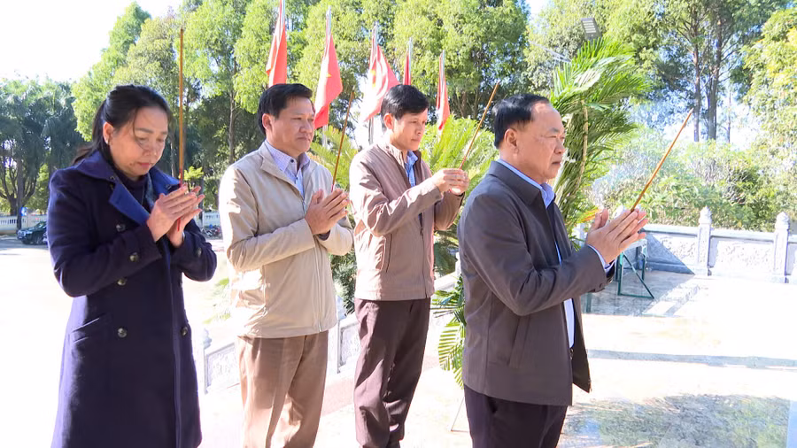 Các đồng chí lãnh đạo tỉnh dâng hương tưởng nhớ các anh hùng liệt sĩ. Ảnh: R'Piên