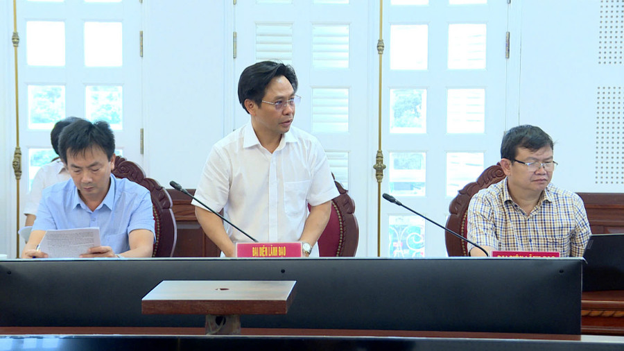 Herr Pham Xuan Diep, Vorstandsmitglied, hielt auf der Sitzung eine Rede. Foto: Huy Toan ong-pham-xuan-diep-giam-doc-ban-quan-ly-cac-du-an-dau-tu-xay-dung-tinh-phat-bieu-tai-buoi-lam-viec.jpg