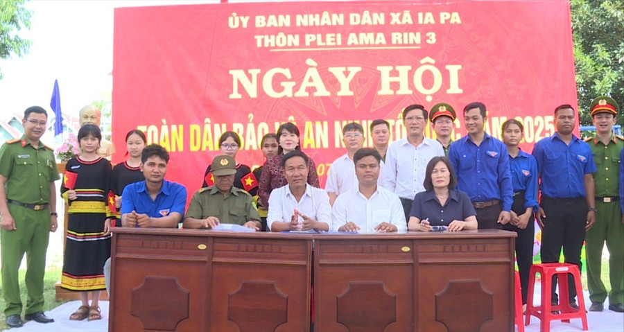 Ký kết giao ước thi đua phong trào Toàn dân bảo vệ an ninh Tổ quốc năm 2025. Ảnh: Mạnh Hà ia-4-4297-7468.jpg