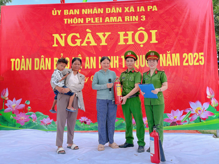 Lực lượng Công an tuyên truyền pháp luật liên quan đến công tác phòng cháy, chữa cháy cho người dân. Ảnh: Mạnh Hà ia-pa-8-9142.jpg