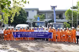 Đoàn Công ty Điện lực Đà Nẵng với lực lượng 91 kỹ sư công nhân đến phường Quy Nhơn hỗ trợ từ ngày 7-11 nhằm đẩy nhanh tiến độ xử lý sự cố mất điện.