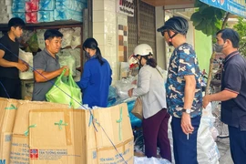 Khách hàng mua bì nhựa ở đường Hai Bà Trưng (phường Quy Nhơn).