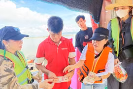 Trao quà hỗ trợ người dân xóm Cồn Chim đang bị cô lập.