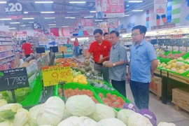 Sở Công Thương tổ chức đoàn kiểm tra tình hình dự trữ hàng hóa tại một số siêu thị, doanh nghiệp phân phối lớn.