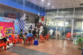 Siêu thị C.opmart Quy Nhơn bố trí khu vực sạc pin miễn phí phục vụ người dân trong trường hợp nhiều khu vực vẫn chưa được cấp điện trở lại.