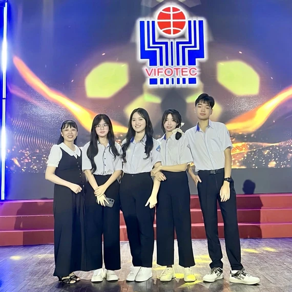 Nhóm học sinh Trường THPT số 2 Nguyễn Bỉnh Khiêm (Chư Sê) nhận giải khuyến khích với Bộ dụng cụ tăng hiệu quả học môn Lịch sử tại cuộc thi cấp quốc gia.