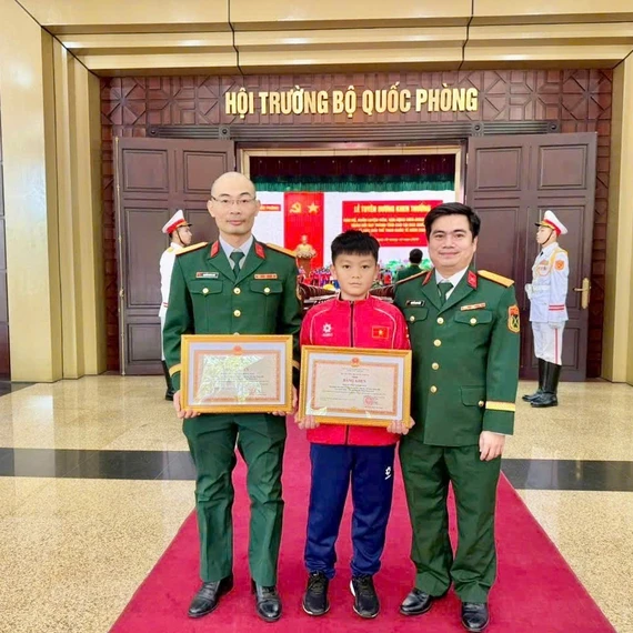 Kỳ thủ nhí Hoàng Tấn Vinh nhận bằng khen của Bộ Quốc phòng vì những thành tích xuất sắc tại SEA Games 33 và các giải quốc tế.