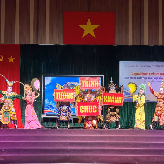 Chương trình là cơ hội để học sinh tiếp cận, tìm hiểu các loại hình nghệ thuật truyền thống. Ảnh: Lam Nguyên