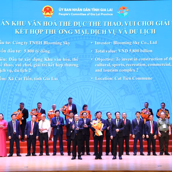 Các đồng chí lãnh đạo tỉnh trao chủ trương đầu tư và giấy chứng nhận đầu tư cho các nhà đầu tư. Ảnh: Tiến Sỹ