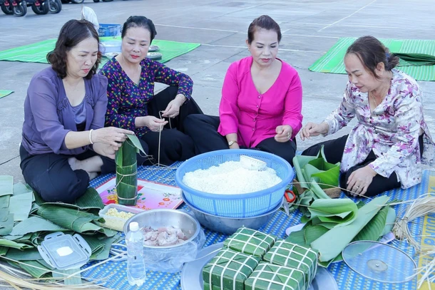 Bánh Tết trong gian bếp tuổi thơ