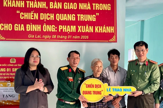 Sư đoàn 31 (Quân đoàn 34), Công an tỉnh và xã Tuy Phước bàn giao nhà cho gia đình ông Phạm Xuân Khánh(người thức 2 bên phải).