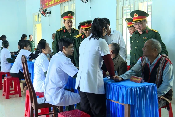 Đoàn Kinh tế - Quốc phòng 715 khám bệnh và tặng quà cho dân 2 xã Ia O và Ia Krái