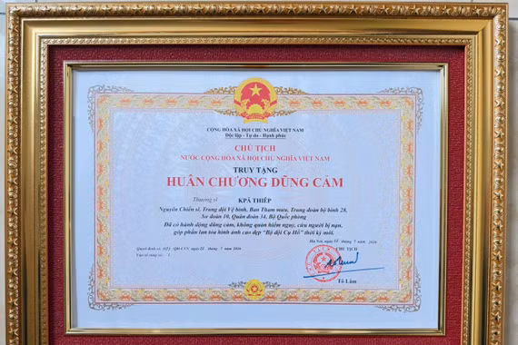 Chủ tịch nước truy tặng Huân chương Dũng cảm cho Thượng sĩ Kpă Thiêp