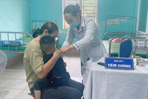 Trạm Y tế xã Ia Nan khám sức khỏe định kỳ cho trẻ em trên địa bàn xã
