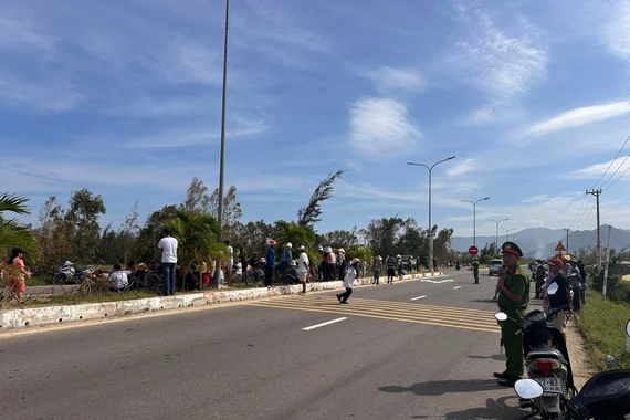 Hiện trường vụ tai nạn giữa taxi và xe máy vào trưa 10-11 trên ĐT 639 qua xã Đề Gi, tỉnh Gia Lai khiến 1 phụ nữ tử vong tại chỗ.