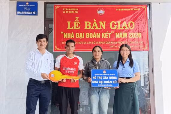 Bàn giao 4 căn nhà Đại đoàn kết cho hộ khó khăn xã Kdang