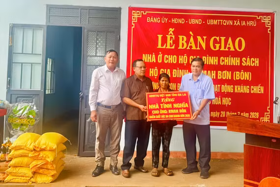 Xã Ia Hrú bàn giao nhà ở cho con đẻ người hoạt động kháng chiến bị nhiễm chất độc hóa học