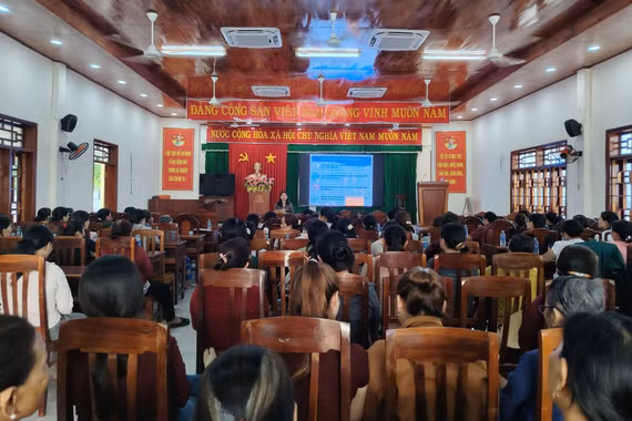 Trang bị kiến thức an toàn thực phẩm cho phụ nữ xã Phù Mỹ Đông và xã Đề Gi