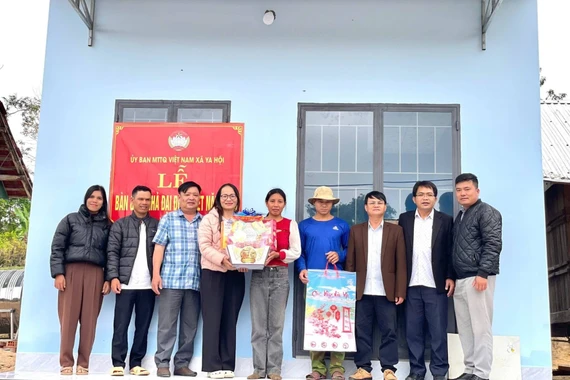 Bàn giao 2 căn Nhà Đại đoàn kết ở làng Brang Đak Kliết