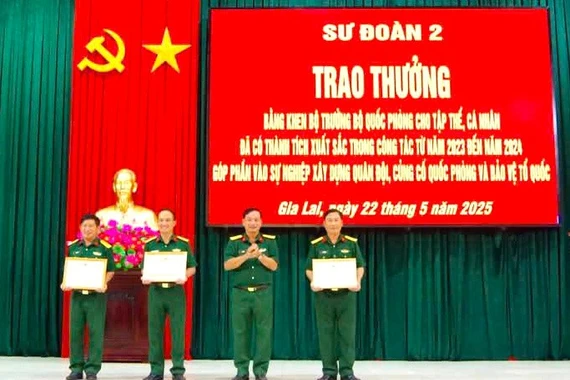 Sư đoàn 2 trao bằng khen của Bộ trưởng Bộ Quốc phòng cho 39 tập thể, cá nhân xuất sắc. Ảnh: Lê Hoa