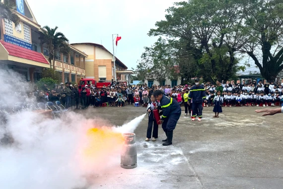 Thực tập phương án chữa cháy và cứu nạn cứu hộ tại Trường Tiểu học và THCS Phan Bội Châu. Ảnh: Hà Bắc