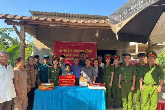 Đảng bộ Công an và Chi bộ Quân sự phường Hoài Nhơn phối hợp tổ chức lễ nhận nuôi dưỡng bà Đào Thị Giám.