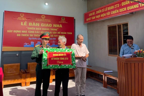 Bàn giao nhà trong “Chiến dịch Quang Trung” ở xã Tuy Phước