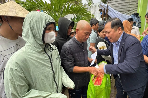 Phó Bí thư Đảng ủy MTTQ, các đoàn thể Trung ương Nguyễn Phi Long thăm hỏi, trao quà hỗ trợ nhân dân vùng lũ lụt.