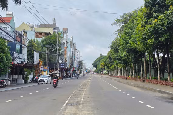 Phường Pleiku tháo dỡ dải phân cách trên đường Lê Lợi để giảm ùn tắc giao thông 