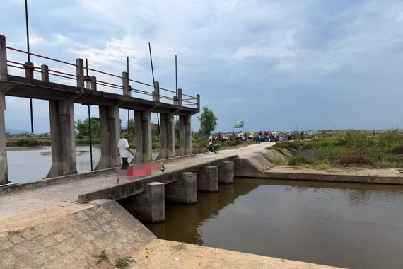 Một thiếu niên tử vong khi tắm mương ở phường An Nhơn Nam, Gia Lai.