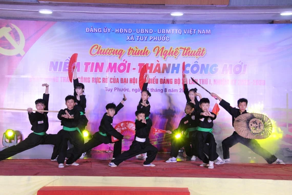 Mãn nhãn với màn võ thuật do các võ sinh biểu diễn. Ảnh: Trọng Lợi