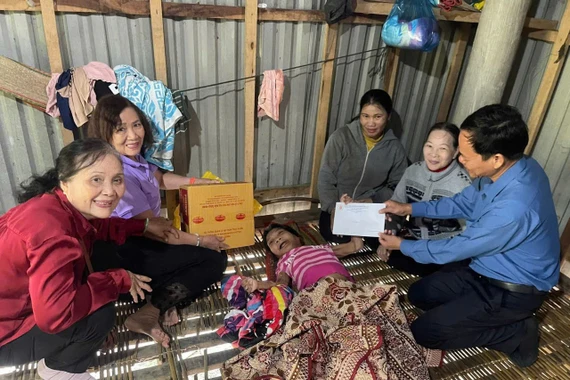 Thăm, tặng quà nạn nhân chất độc da cam tại xã Vân Canh