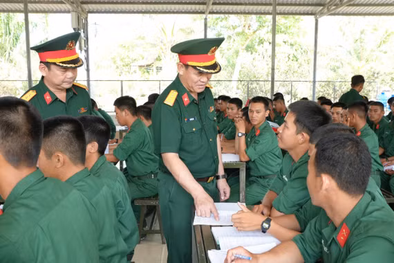 Chính ủy Bộ CHQS tỉnh kiểm tra công tác huấn luyện chiến sĩ mới