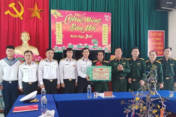 Phó Tư lệnh Quân khu 5 thăm, chúc Tết các đơn vị quân đội trên địa bàn tỉnh.