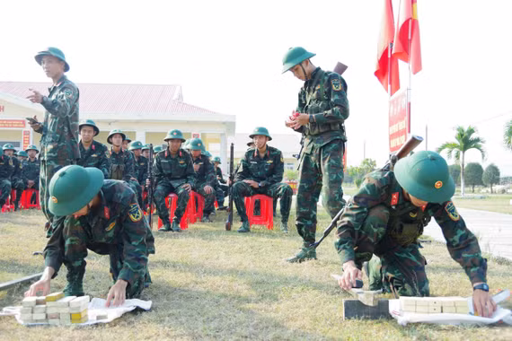 Hội thao tra lắp, gói buộc liên kết lượng nổ cho chiến sĩ mới.