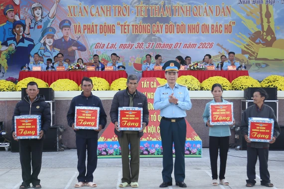 Trung đoàn Không quân 925 tổ chức chương trình “Xuân canh trời - Tết thắm tình quân dân”.