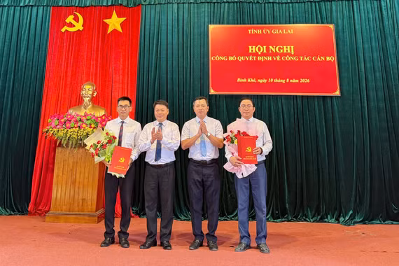 Công bố các quyết định về công tác cán bộ tại 2 xã Bình Khê và Bình Phú