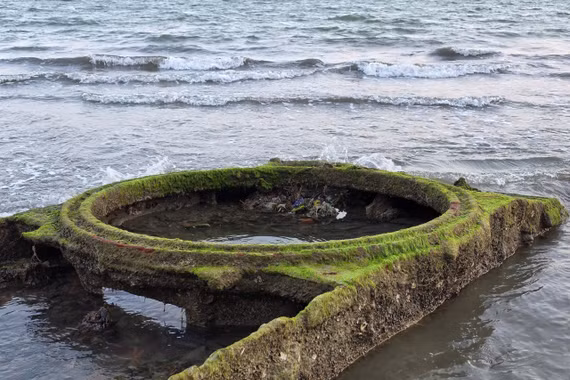 Kiểm tra, khoanh vùng khu vực vật thể nghi xác xe tăng để đảm bảo an toàn.