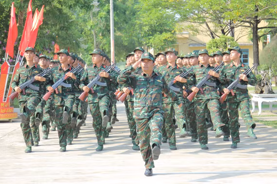 Trung đoàn 739 vững bước đi lên.