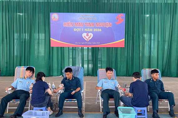 Gần 200 cán bộ, chiến sĩ Trung đoàn 925 hiến máu tình nguyện