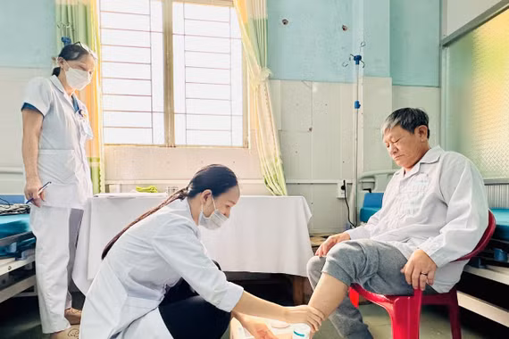 Gần 100 bệnh nhân Pleiku được tầm soát loãng xương miễn phí 