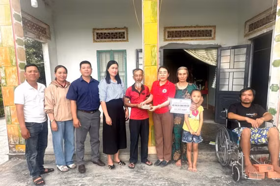 Hội Chữ thập đỏ xã Kông Bơ La trao trên 33 triệu đồng trợ giúp 3 trẻ mồ côi