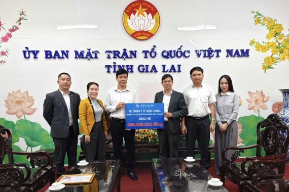 Hệ thống Y tế Hùng Vương trao 400 triệu đồng hỗ trợ người dân bị thiệt hại do lũ lụt