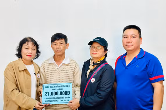 Gia Lai: Trao tiền hỗ trợ bệnh nhân nghèo, khó khăn